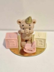 Čokoládová figurka - stojící medvídek s čepičkou a dětskými kostičkami