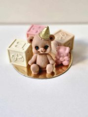 Čokoládová figurka - sedící medvídek s čepičkou a dětskými kostičkami