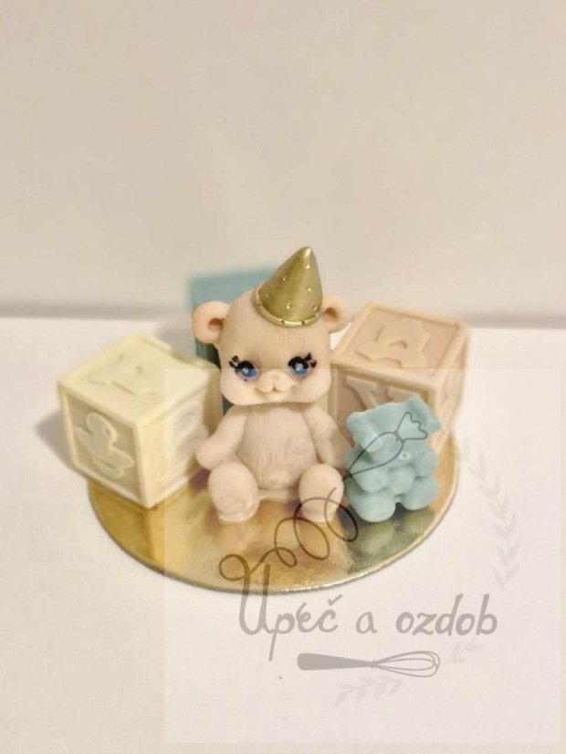 Čokoládová figurka - sedící medvídek s čepičkou a dětskými kostičkami Čokoládová figurka - sedící medvídek s čepičkou a dětskými kostičkami