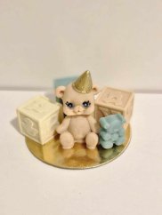 Čokoládová figurka - sedící medvídek s čepičkou a dětskými kostičkami