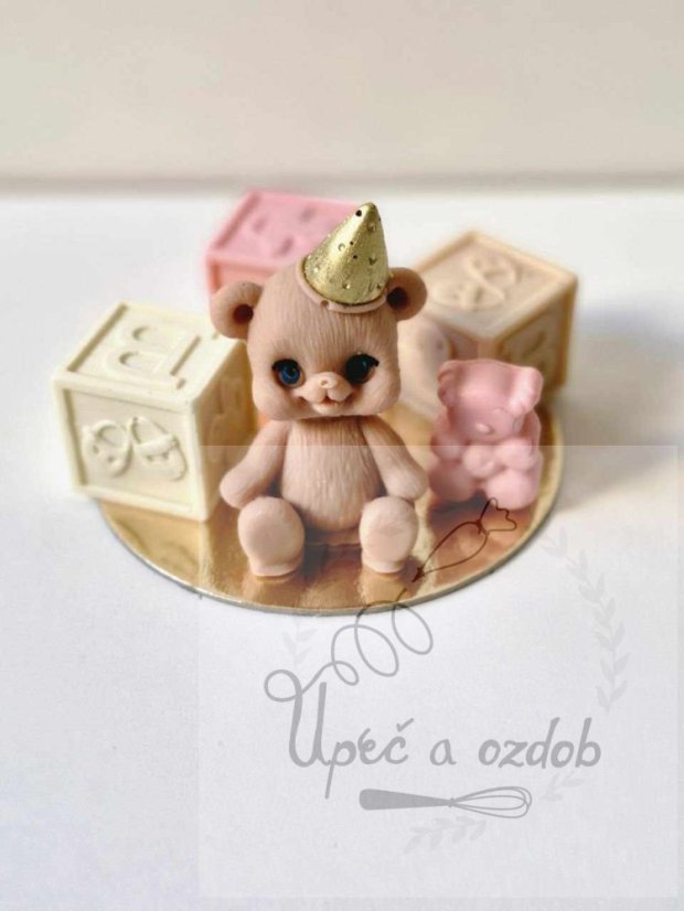 Čokoládová figurka - sedící medvídek s čepičkou a dětskými kostičkami