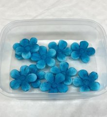 Fondánové kytičky modré se třpytkami – 12ks
